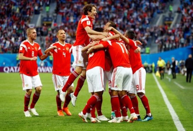 Jogadores da Rússia comemoram gol