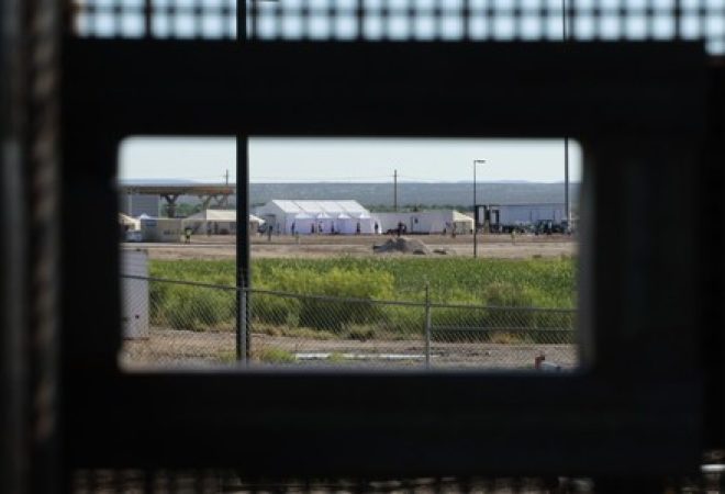 Filhos de imigrantes detidos jogam bola em acampamento construído pelo governo dos EUA na fronteira com o México