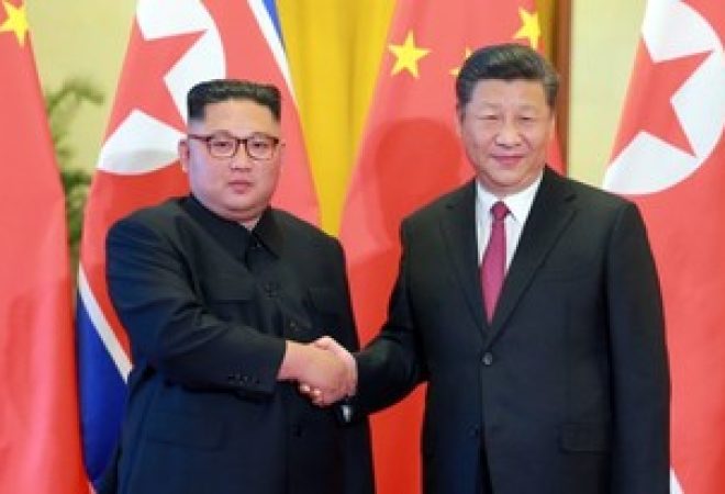 Líder da Coreia do Norte, Kim Jong Un, e presidente da China, Xi Jinping, em Pequim