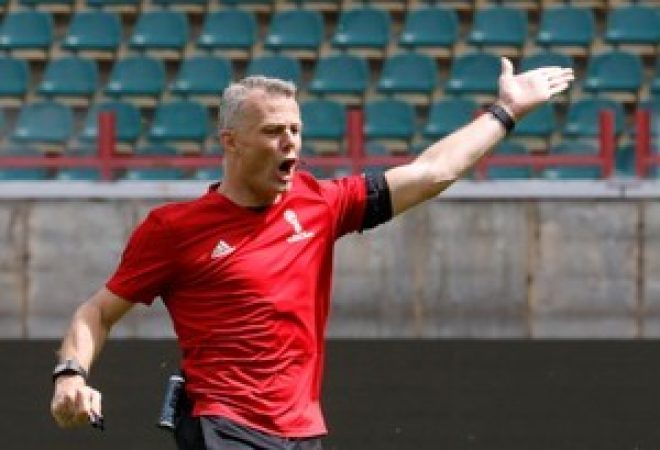 Árbitro holandês Bjorn Kuipers durante treinamento para o Mundial