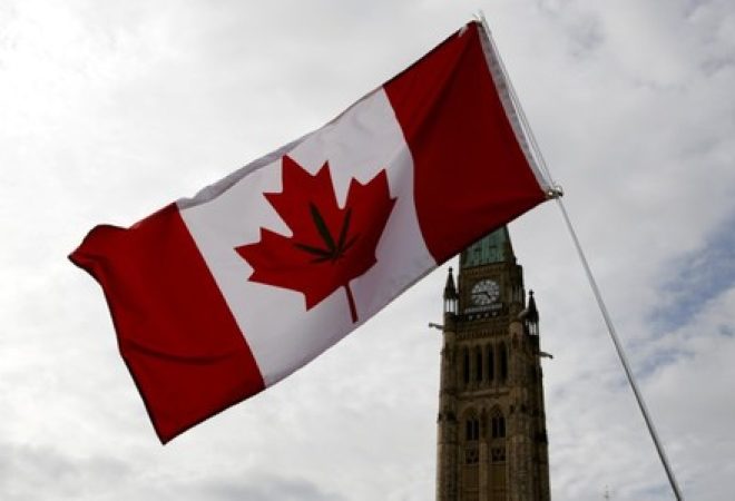 Bandeira do Canadá com uma folha de maconha, em Ottawa
