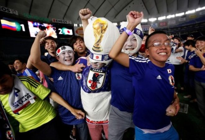 Torcedores japoneses em Tóquio comemoram vitória sobre a Colômbia