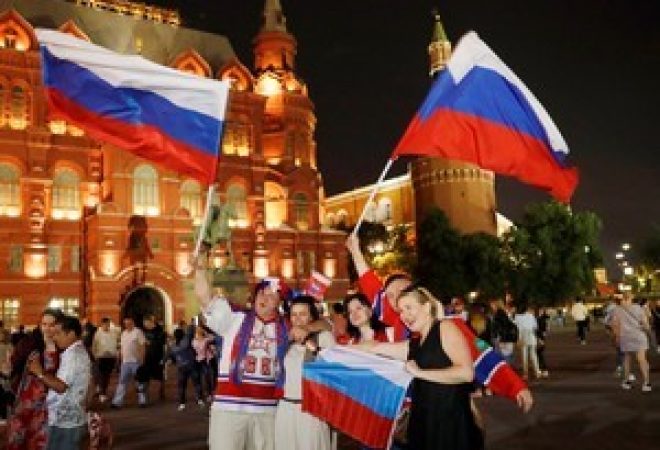 Torcedores russos celebram com bandeiras em Moscou