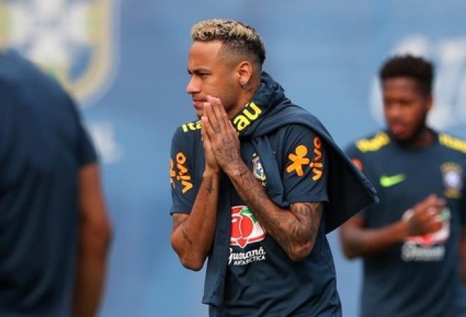 Neymar durante treino da seleção brasileira em Sochi