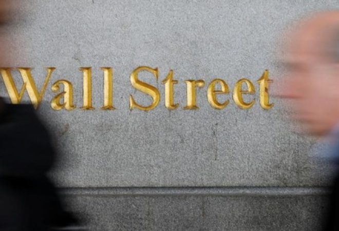 Pedestres caminham em Wall Street, perto da Bolsa de Valores de Nova York