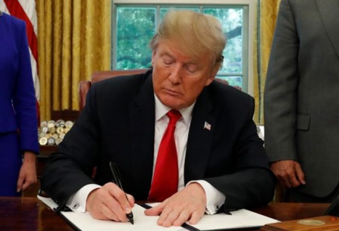 Trump assina decreto sobre imigração na Casa Branca