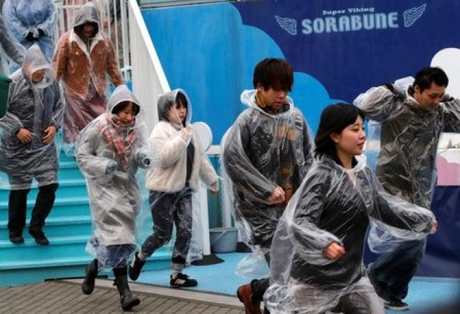 Participantes correm durante simulação de retirada contra mísseis em Tóquio, no Japão