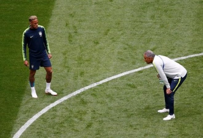 Atacante Neymar e técnico Tite durante treino da seleção brasileira em São Petersburgo