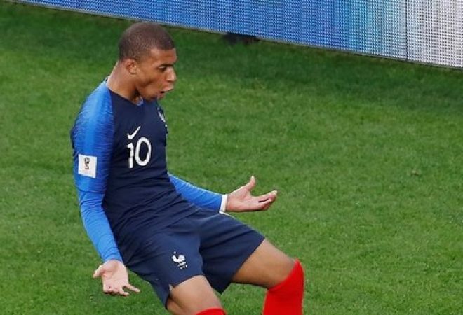 Kylian Mbappé comemora gol marcado pela seleção da França contra o Peru na Copa do Mundo