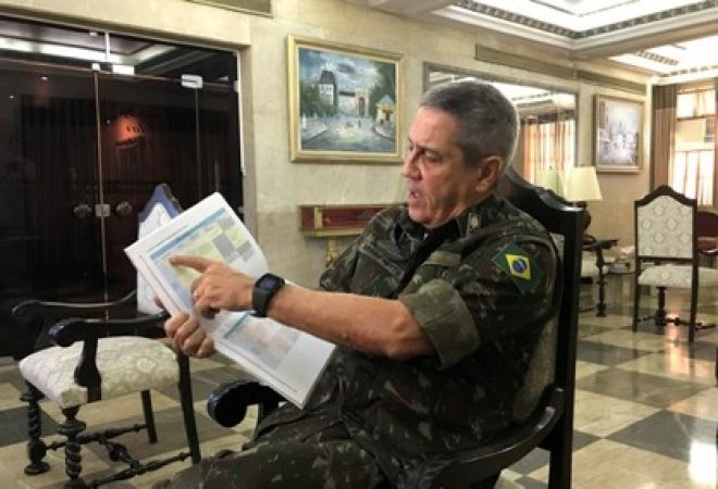 General Walter Braga Netto durante entrevista à Reuters no Rio de Janeiro