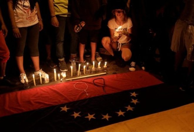 Manifestantes de oposição prestam homenagem a vítimas da violência durante protesto contra presidente da Venezuela, Nicolás Maduro