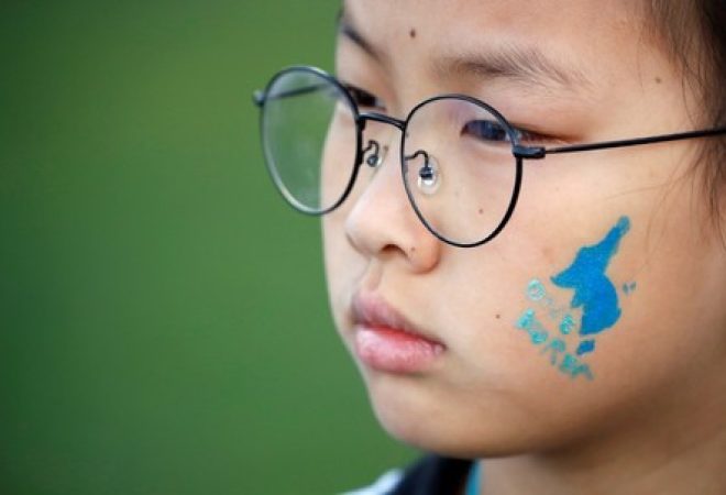 Formato da península coreana é visto no rosto de menina em Seul, Coreia do Sul