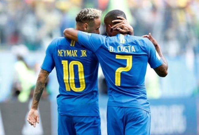 Neymar e Douglas Costa comemoram gol marcado pelo camisa 10 contra a Costa Rica