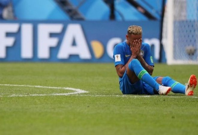 Neymar chora em campo após vitória do Brasil sobre a Costa Rica