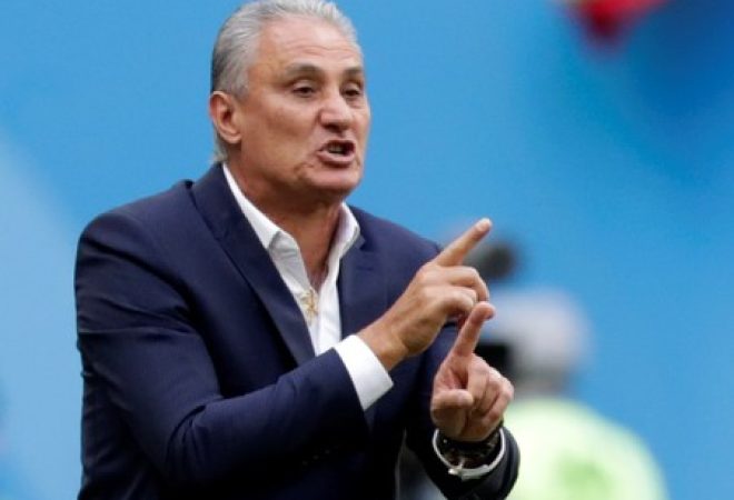Técnico Tite durante partida da seleção brasileira contra a Costa Rica na Copa do Mundo