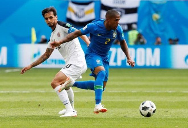 Douglas Costa durante partida da seleção brasileira contra  a Costa Rica na Copa do Mundo