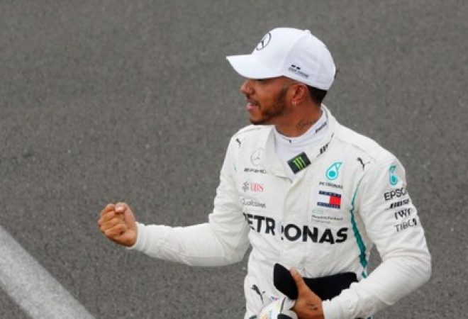 Lewis Hamilton, da Mercedes, comemora pole position no Grande Prêmio da França