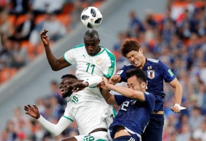 Japoneses Hiroki Sakai e Maya Yoshida em lance com N'Doye e Niang, de Senegal
