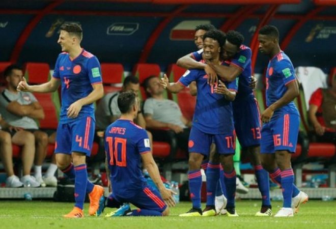 Jogadores da Colômbia comemoram gol