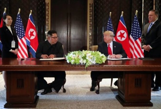 Presidente dos EUA, Donald Trump, e líder norte-coreano, Kim Jong Un, durante cúpula em Cingapura