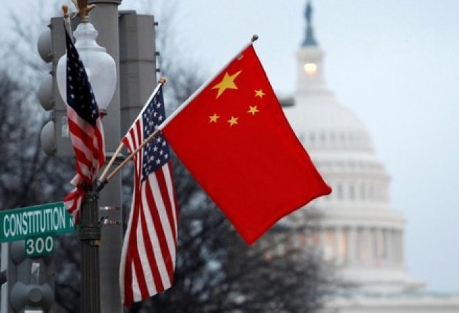 Bandeiras da China e dos Estados Unidos em poste de Washington por ocasião de visita de autoridade chinesa