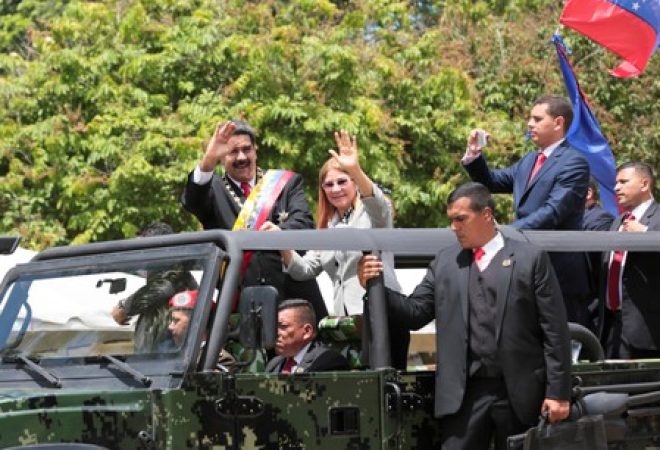 Presidente venezuelano, Nicolás Maduro, durante desfile em carro aberto