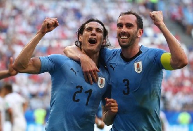 Cavani e Godín comemoram gol do Uruguai