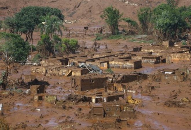 Distrito de Bento Rodrigues coberto de lama após colapso de barragem da Samarco, em Mariana