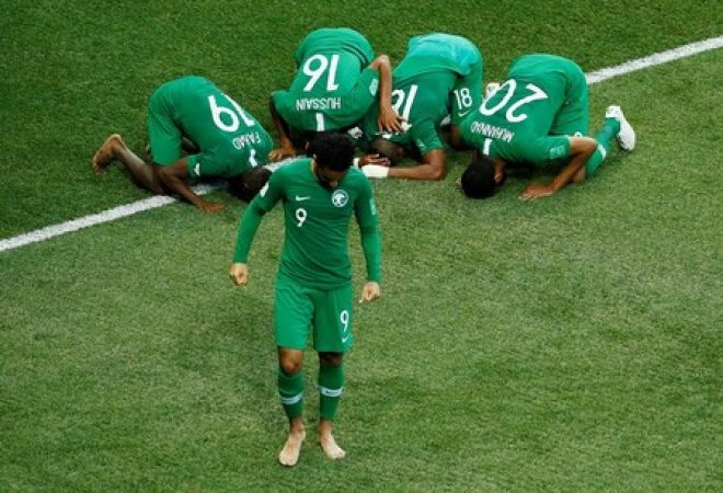 Jogadores da Arábia Saudita comemoram vitória sobre Egito