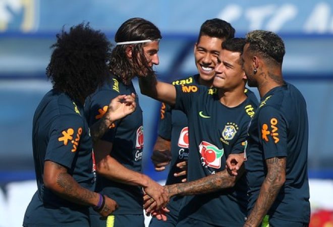 Jogadores da seleção brasileira conversam durante treino em Sochi