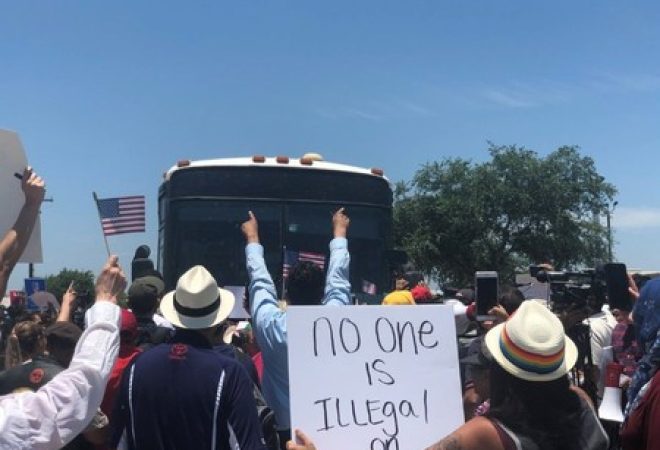Pessoas protestam em frente a ônibus com imigrantes no Texas