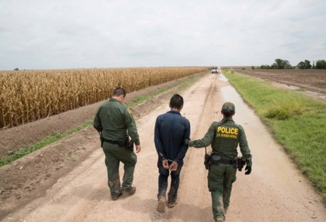 Agentes de fronteira dos EUA prendem imigrante no Texas