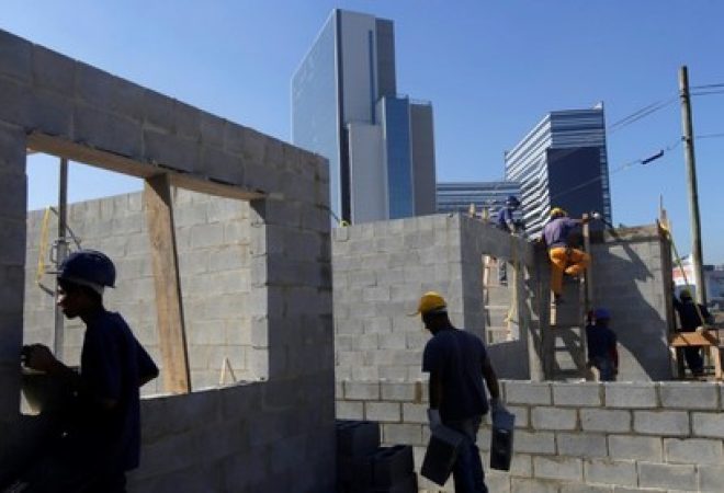 Funcionários trabalham em construção de casas no Rio de Janeiro