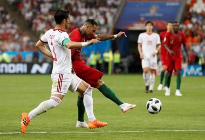 Quaresma chuta de trivela para marcar o gol de Portugal contra o Irã