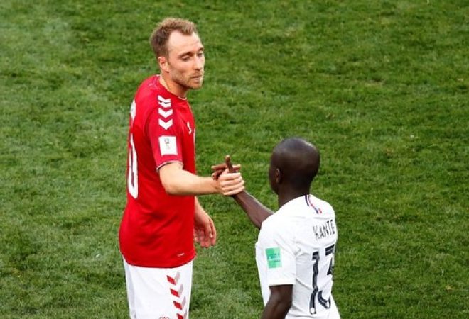 Dinamarquês Eriksen e francês Kanté após jogo entre Dinamarca e França