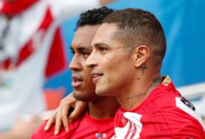 Guerrero comemora gol do Peru contra Austrália