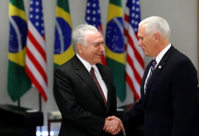 Presidente Michel Temer cumprimenta vice-presidente dos EUA, Mike Pence, em Brasília