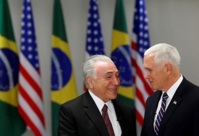 O vice-presidente dos Estados Unidos, Mike Pence, e o presidente brasileiro, Michel Temer, durante reunião em Brasília