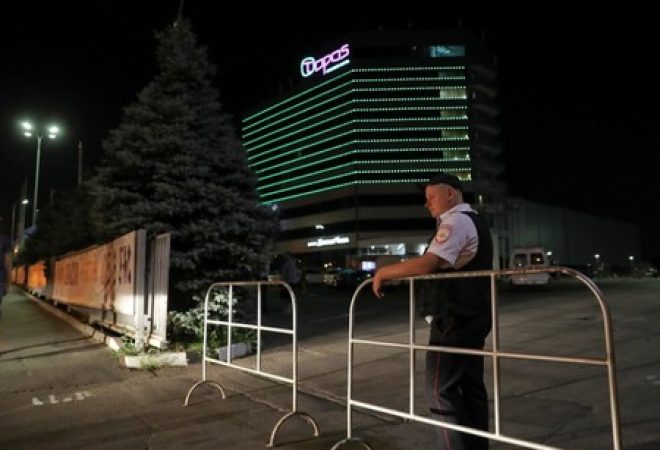 Segurança bloqueia entrada de hotel na cidade russa de Rostov-On-Don