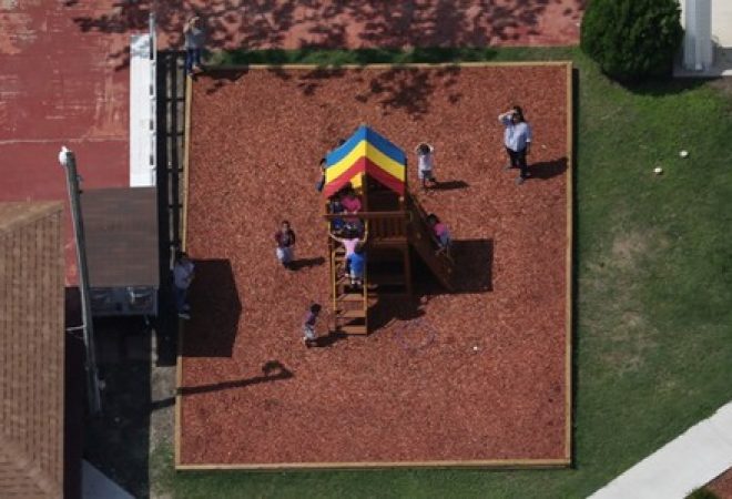 Crianças brincam em abrigo para crianças imigrantes em Harlingen, no Texas