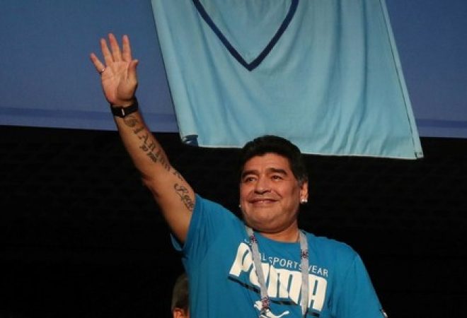 Diego Maradona na arquibancada durante jogo Argentina x Nigéria