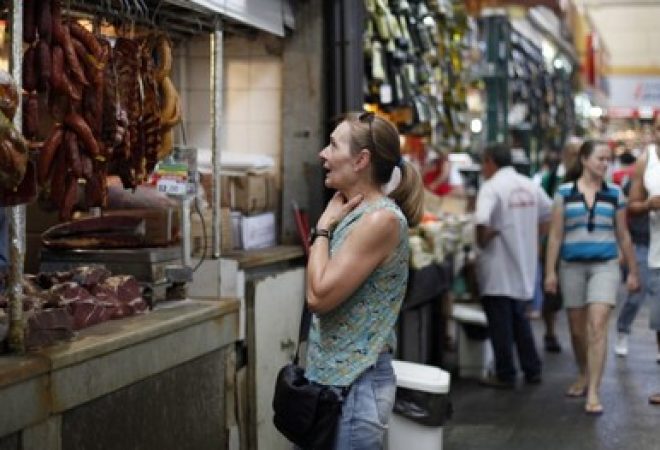 Consumidora faz compras em mercado em São Paulo