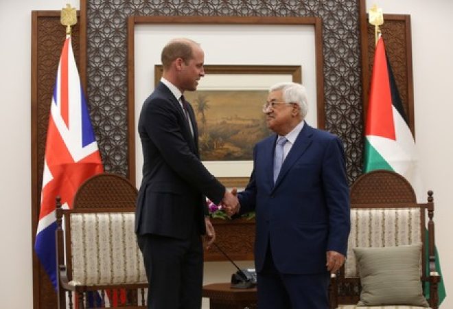 Presidente palestino, Mahmoud Abbas, e príncipe William em Ramallah, na Cisjordânia ocupada