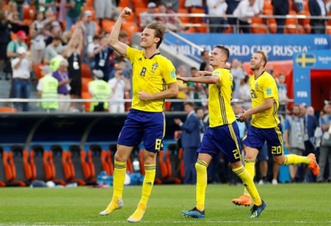 Albin Ekdal, Ola Toivonen e Mikael Lustig comemoram classificação da Suécia