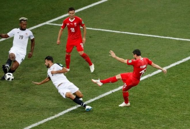 Dzemaili chuta para marcar gol da Suíça no empate com Costa Rica