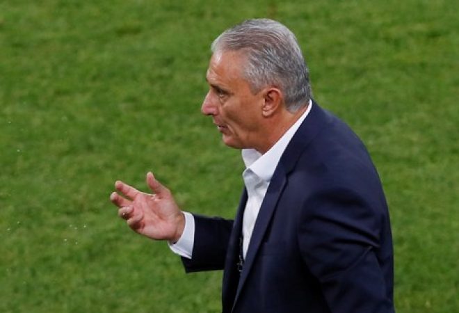 Técnico Tite durante partida da seleção brasileira contra a Sérvia na Copa do Mundo