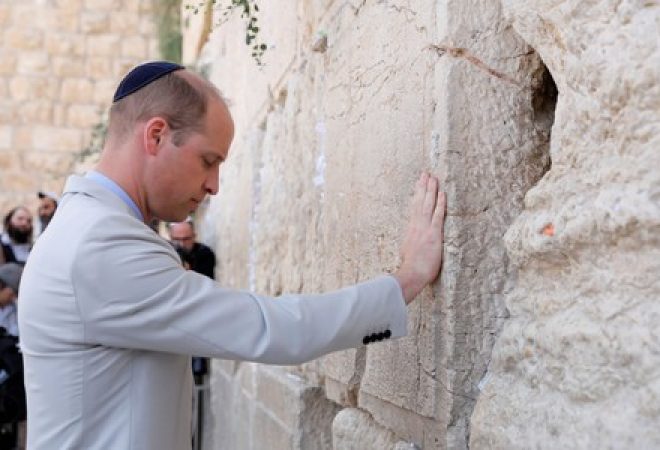 Príncipe William no Muro das Lamentações, em Jerusalém