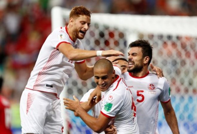 Jogadores da Tunísia comemoram segundo gol marcado contra o Panamá na Copa do Mundo
