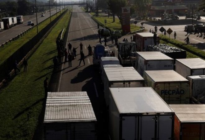 Caminhoneiros bloqueiam rodovia no Rio de Janeiro