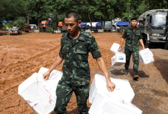 Soldados carregam kits de sobrevivência perto da caverna Tham Luang, na Tailândia
